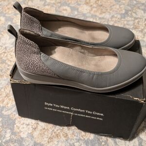 Vionic Women's Gray and Patterned Wedges 8.5